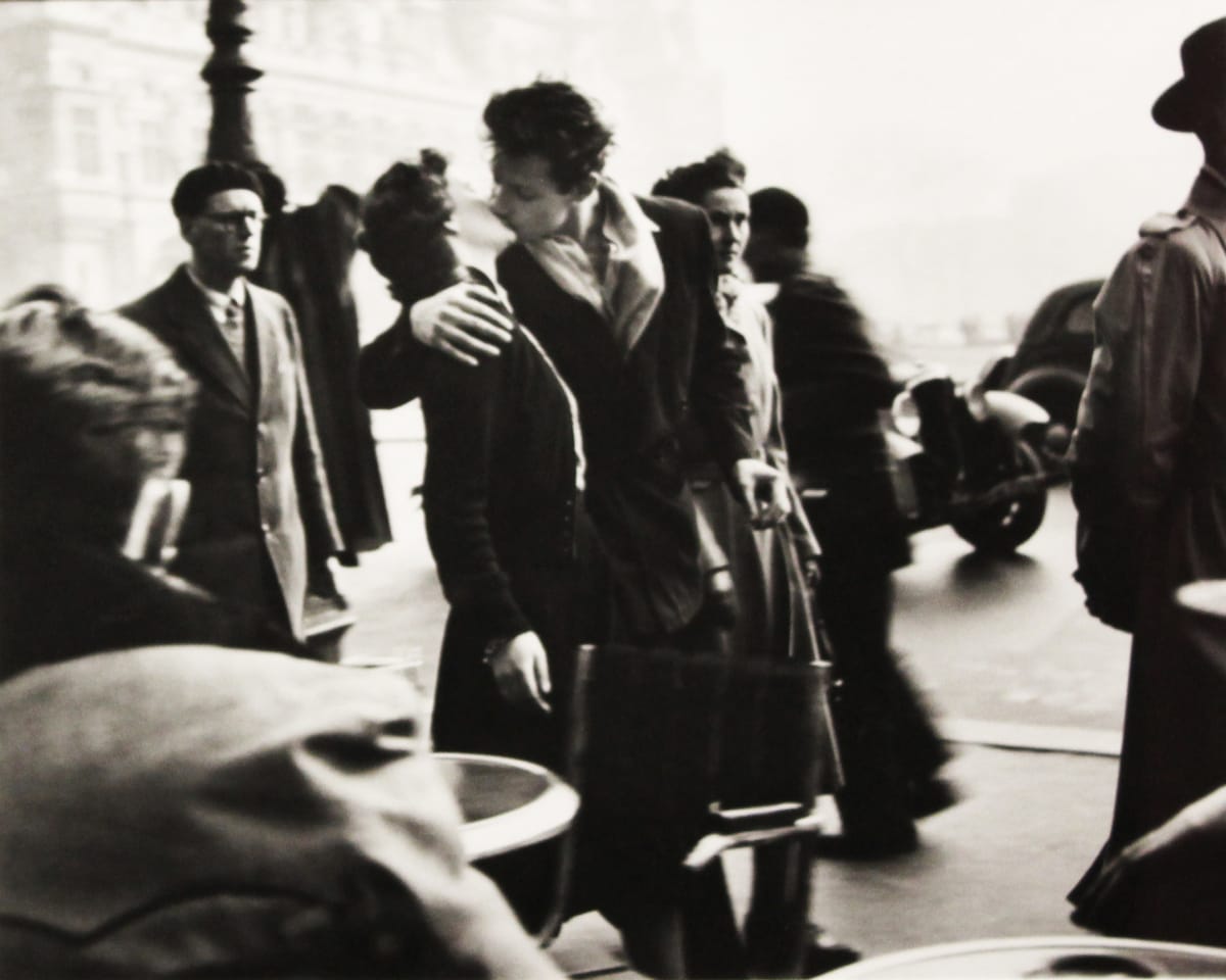 Le Baiser du Trottoir by Robert Doisneau 