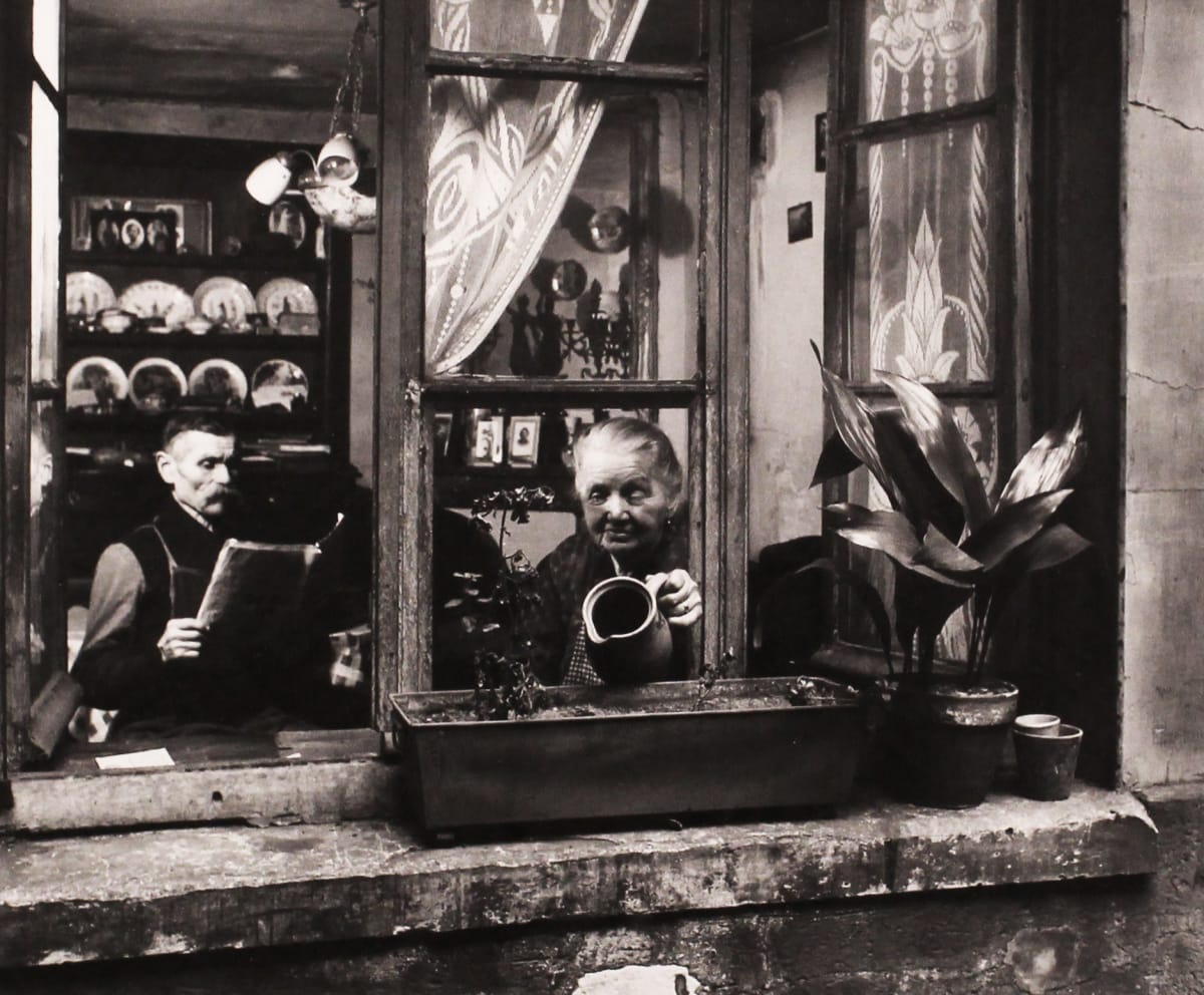 Les Concierges Rue du Dragon by Robert Doisneau 