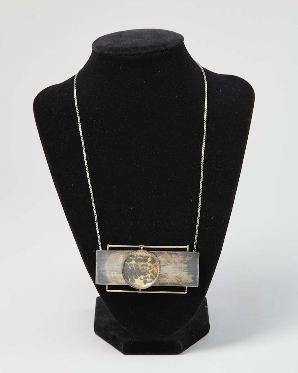 Magnetic Lens Pendant by Igor Drohobyzer, Image 4.