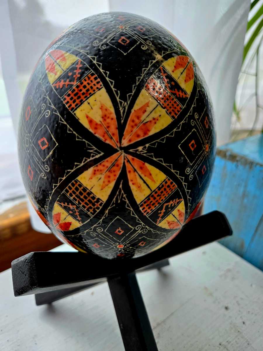 I90Ukrainian Eggs by Tami Hritzay  Image: Ostrich Egg one side