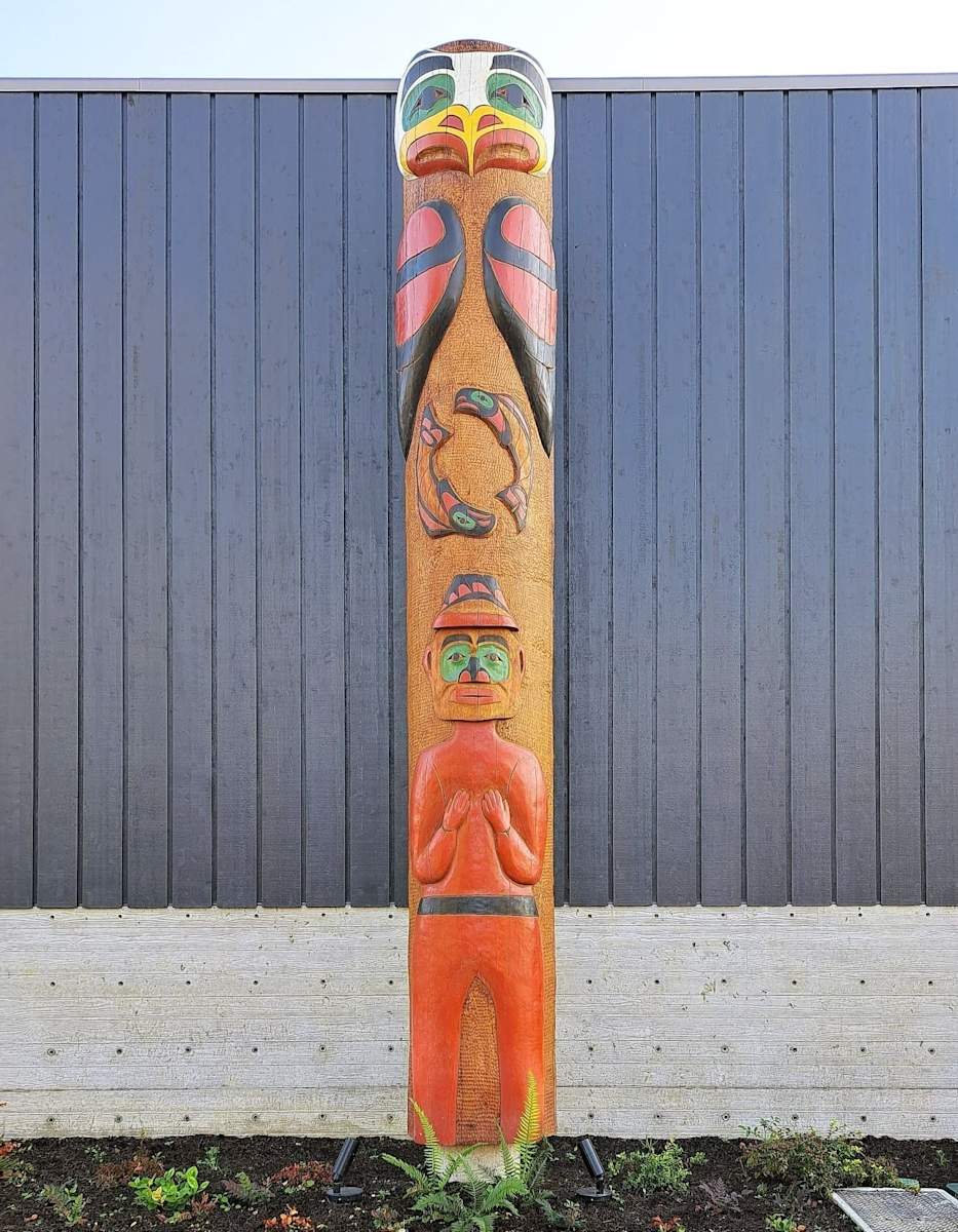 Swinomish/La Conner Library welcome pole by Camas Logue 