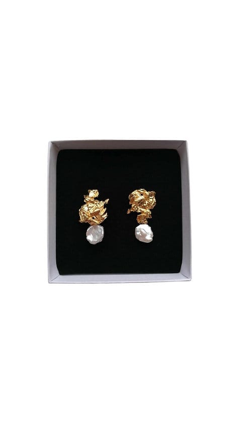 FRAGMENT No.1 Pearl earrings by Rita GOBIN  Image: FRAGMENT No.1 Pearl earrings