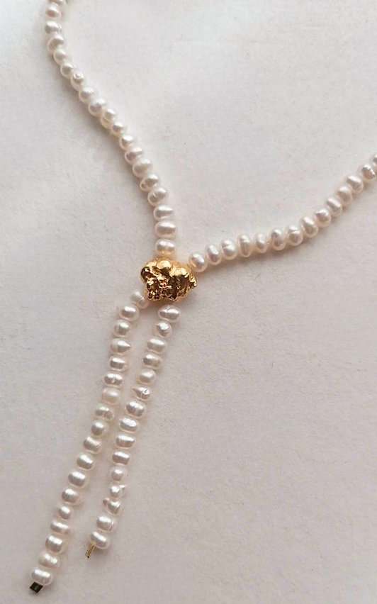 LA ROCHE Pearl V Shape Necklace by Rita GOBIN  Image: LA ROCHE Pearl V Shape Necklace