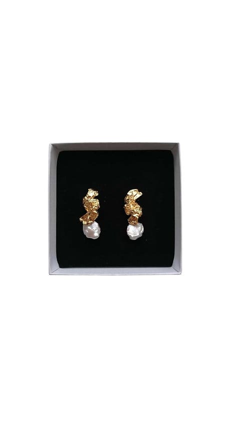 FRAGMENT No.2 Pearl earrings by Rita GOBIN  Image: FRAGMENT No.2 Pearl earrings