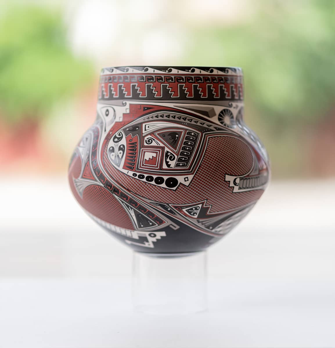 Large Classic Style Pottery by Fabian Ortiz  Image: Front facing capture