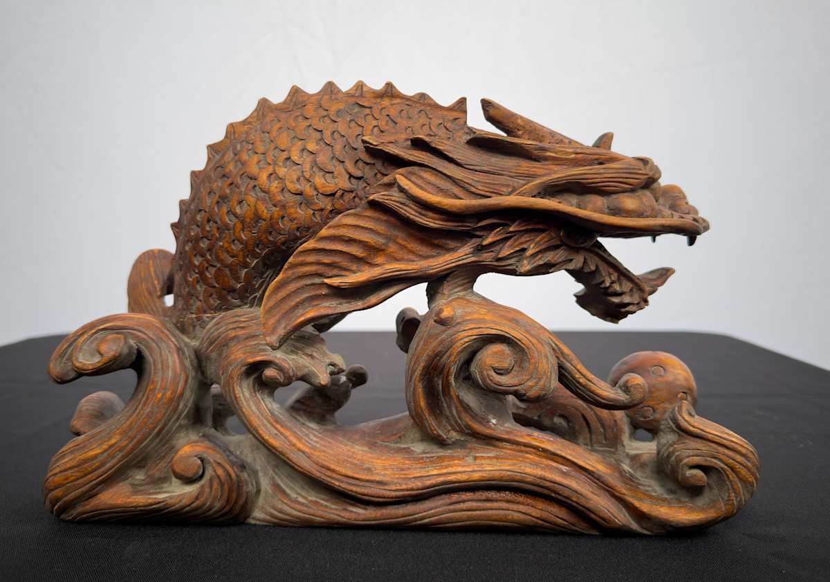 Dragon on waves, Image 1.