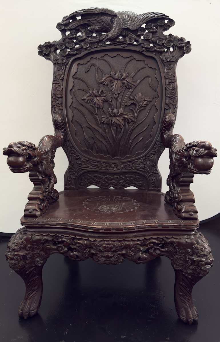 Chair with dragon arms 