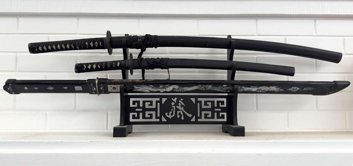 Three swords, Image 2.