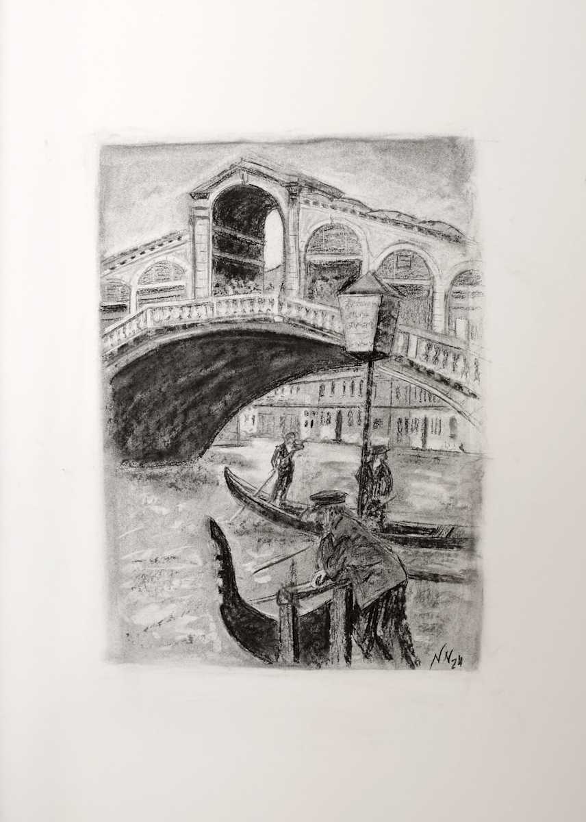 Rialto by Natascha Nigg  Image: Rialto zeigt einen zeitlosen Moment in Venedig, das Wasser fliesst und während auf der Brücke munteres Treiben herrscht, bleibt dem Mann doch  ein Moment der Beobachtung.