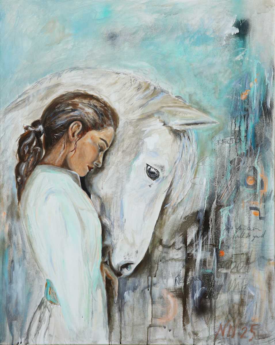 Together by Natascha Nigg Art  Image: Together zeigt eine Frau mit einem weissen Pferd. Beide sind in der Begegnung mit dem Anderen und doch in der eigenen Präsenz. Das Pferd als Spiegel und als Symbol ist tragend im Hintergrund. Achtsamkeit, Weichheit und ein Ausdruck des All-Eins Seins sind Gefühle die in diesem Bild zum Ausdruck kommen. Sie ist Teil der Serie "Moments".