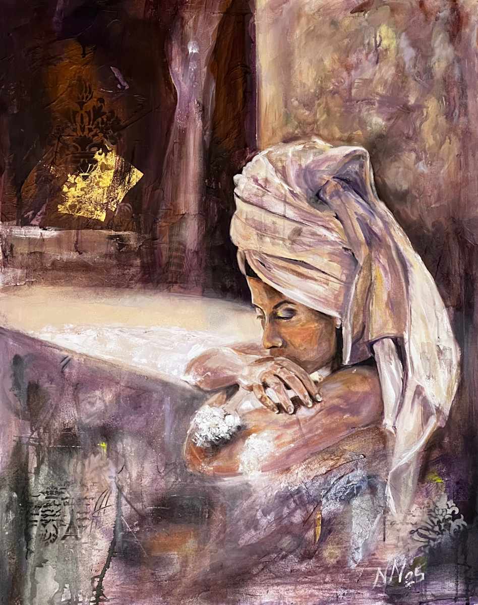 Traveling Thoughts by Natascha Nigg Art  Image: Traveling Thoughts zeigt eine Frau, gedankenversunken in der Badewanne mit den Armen am Badewannenrand aufgestützt. Das Bild spricht von der Stille des Moments, in welchen die Gedanken frei fliegen dürfen. In den Collageanteilen von Italien und Frankreich wird das zum Ausdruck gebracht.  Sie ist Teil der Serie "Moments".