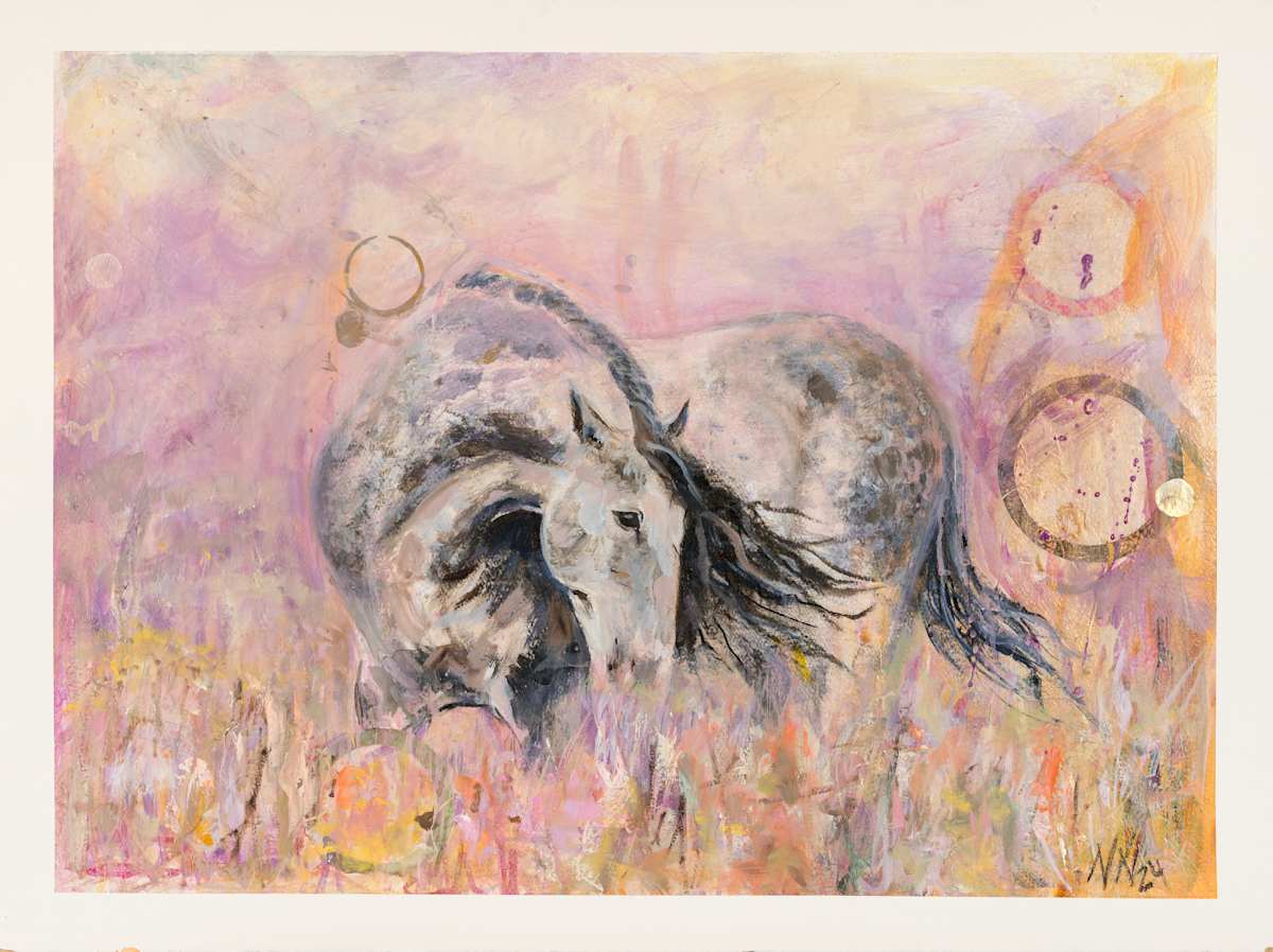 Summer Breeze by Natascha Nigg  Image: Summer Breeze zeigt ein Pferd, ruhig grasend in einer sommmerlichen Wiese, der Duft von Lavendel und warmer Erde ist präsent. Die leichte Farbpalette ist abgehoben und die abstrakten Elemente unterstreichen die Luftigkeit und Leichtigkeit der Szene.