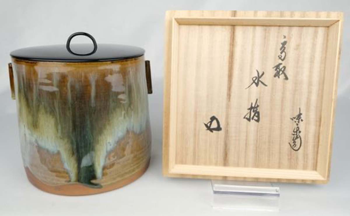 Takatori Mizusashi by Kamei Miraku XIV 十四代 亀井味楽.  Tomobako inscribed by Houinsai, 15th Generation Urasenke Tea Master. by Kamei Miraku XIV 十四代 亀井味楽 