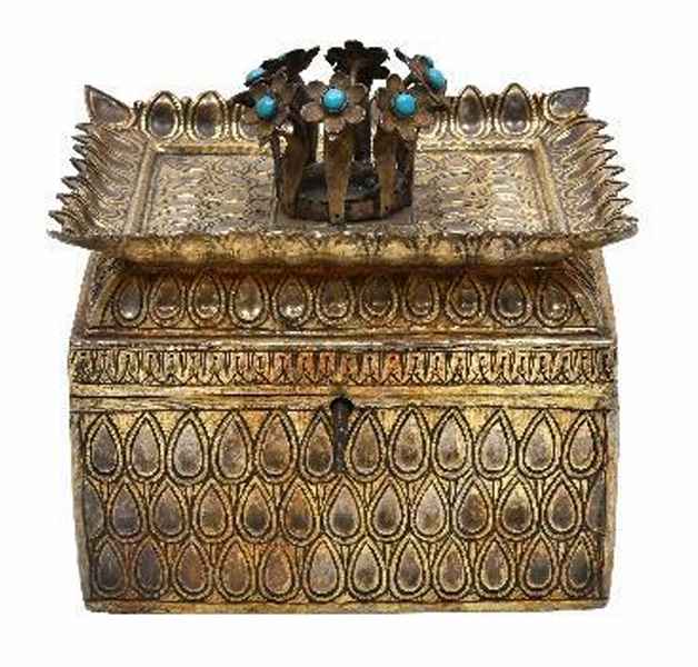 Silver-gilt Betel Nut Box (Paan dan)  Image: Silver parcel-gilt betel nut box with chased teardrop motifs, turquoise inlay, and radiating floral lid; a rare example of Hyderabadi craftsmanship.