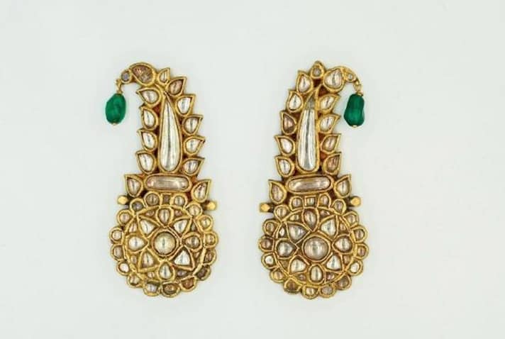 Turban ornaments - 2 PCS  Image: Pair of royal jigha turban ornaments in gold, each with a central drop-shaped diamond encircled by petal-like diamonds and topped with an emerald bead. Once reserved for emperors and close allies, the jigha evolved from the heron’s feather into a powerful symbol of sovereignty and royal favour.
