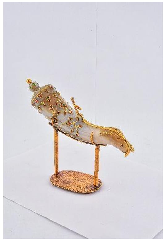 Priming flask  Image: Contemporary jade primer flask with ram’s head spout, gem-set floral lid, and gilt silver fittings; a revival of Mughal-inspired craftsmanship in arms and ornament.