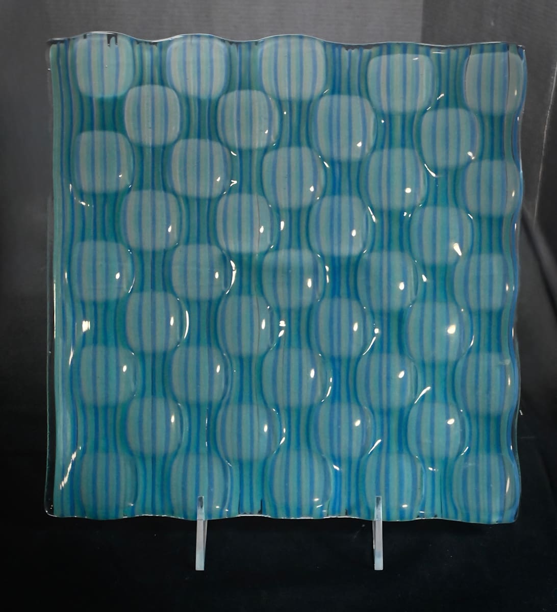 Optical illusion display plate by Susan Mason  Image: vertical view optical illusion on stand