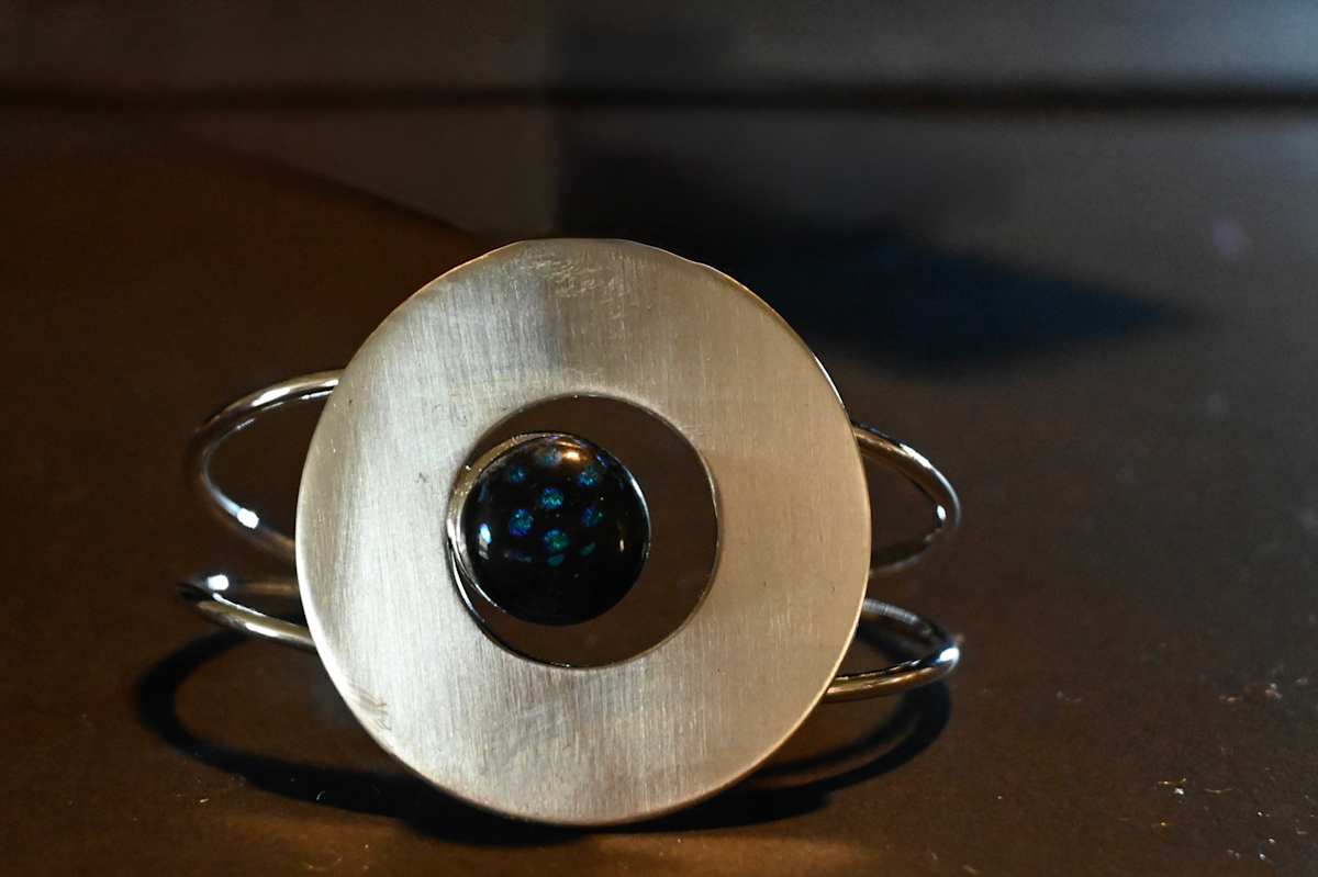 Dichroic circle cuff #2 by Susan Mason  Image: Dichroic cuff # 2 blue with poka dots front view 2