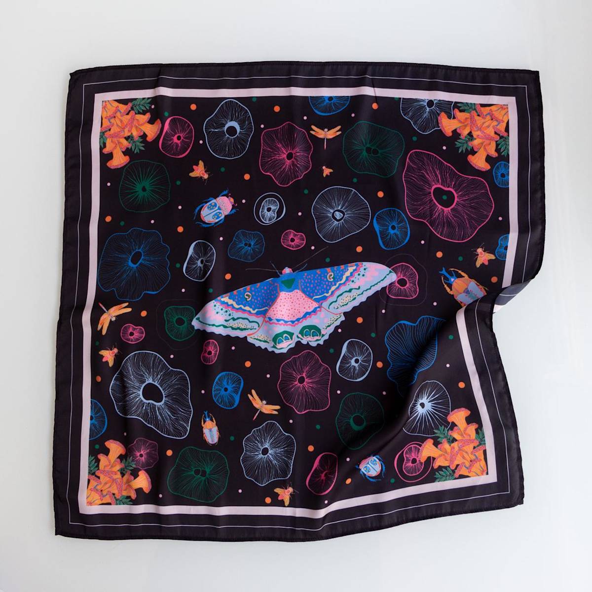 Pañoleta mariposa by Paula Rojas 