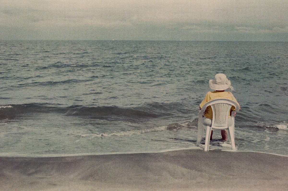 Niñita sentada en el mar by Diego Barriga 