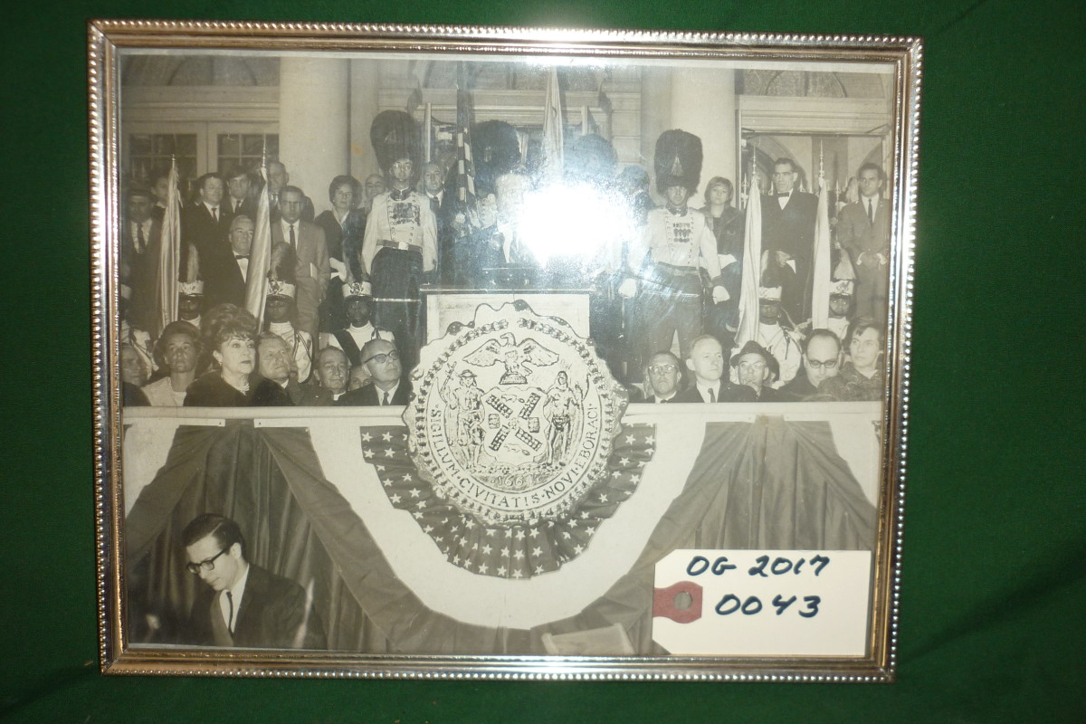 Mayor Lindsey at City Hall with Old Guard Honor Guard 