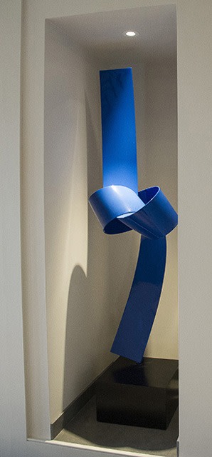 Large Blue Knot, CT Residence by Joe Gitterman 