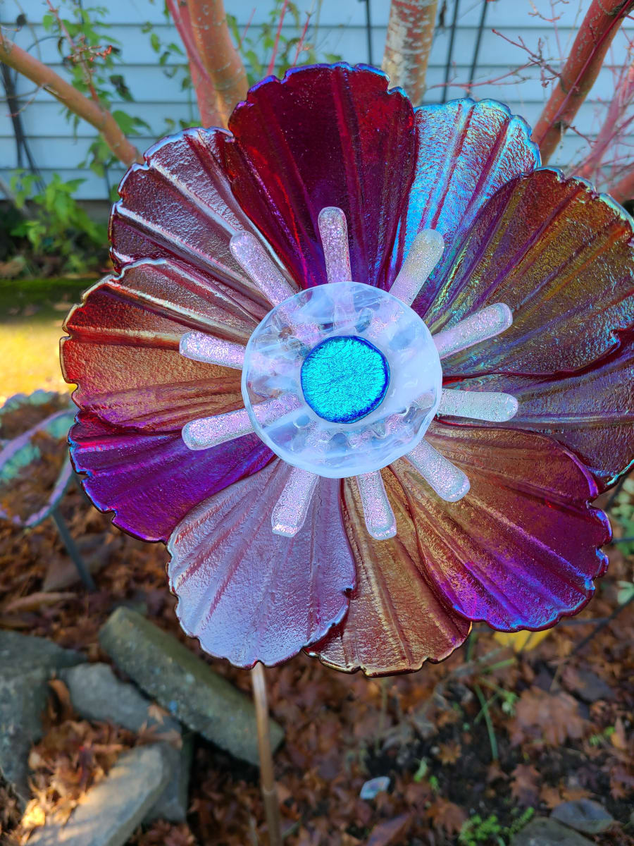 Garden Flower-Red Irid with Dichroic Center 