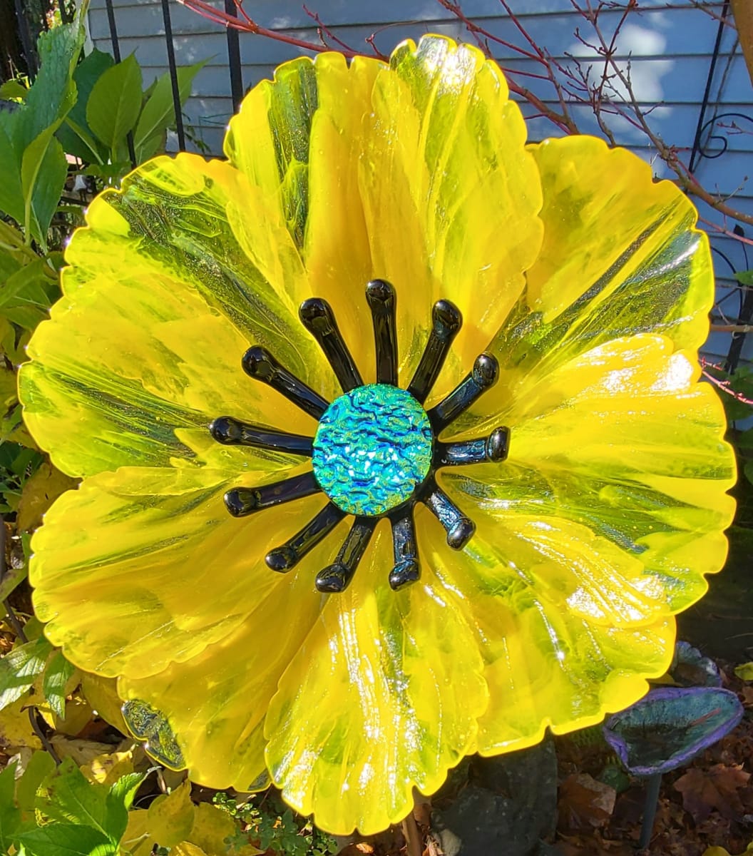 Garden Flower-Yellow/Clear Streaky with Black Stamens and Dichroic Center 