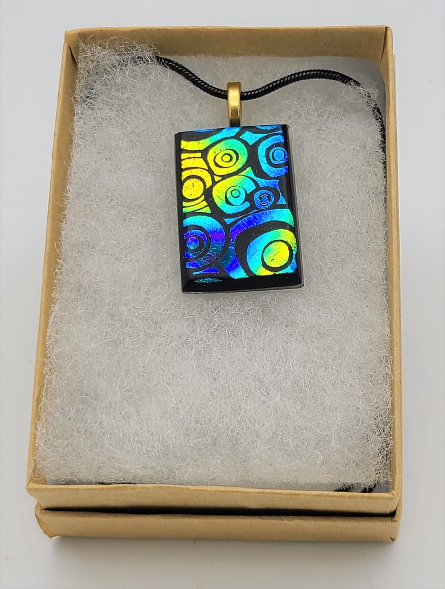 Necklace-Etched Murrini Sliced Dichroic on Green/Magenta Twizzle by Kathy Kollenburn 