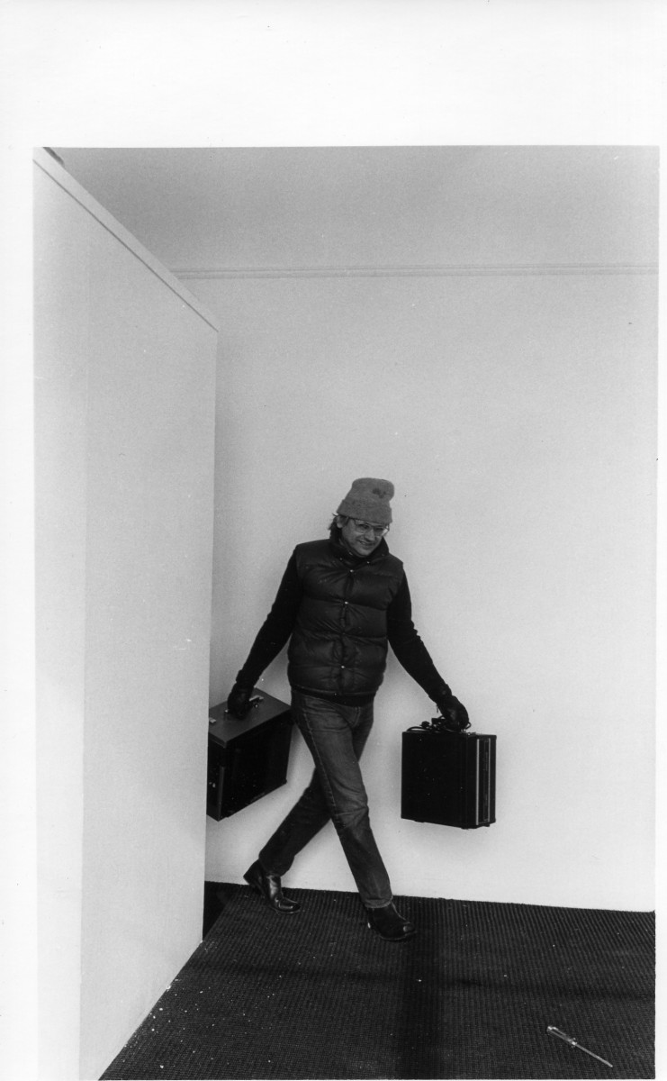 Bob Jungels carrying videotape machines 1975 Everson Museum by Alan Powell 