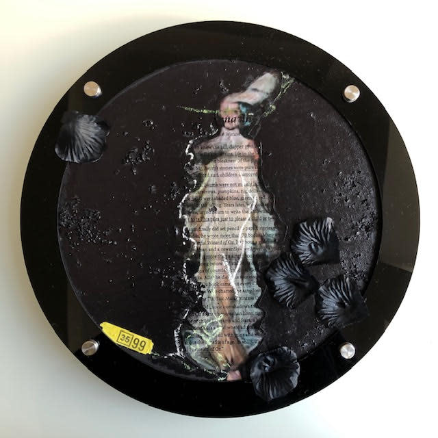 In Fashion Black Circle 8 by Tina Psoinos 