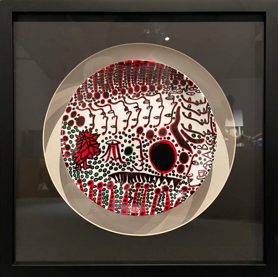 草間彌生瓷盤 紅黑 (含框) Women Wait for Love, but Men Always Walk Away (framed) by 草間彌生 KUSAMA Yayoi 