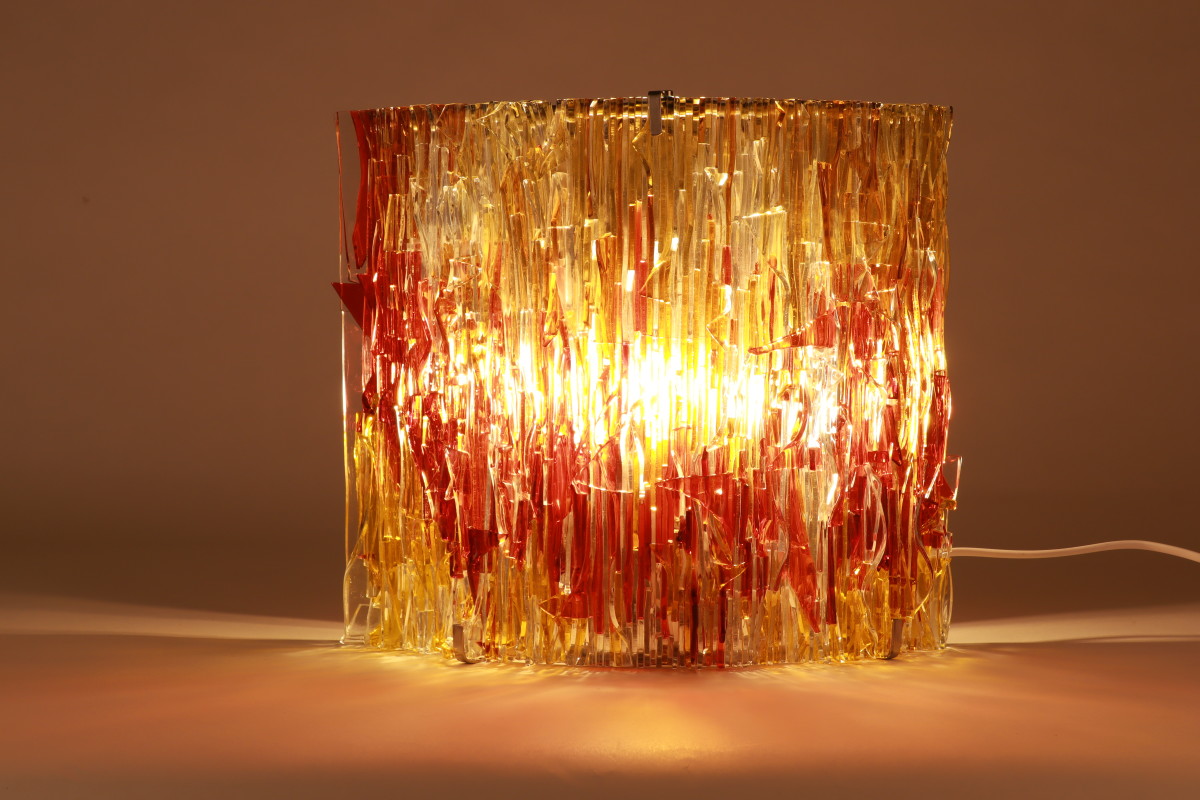 Geel/oranje lamp by Linda van Huffelen 