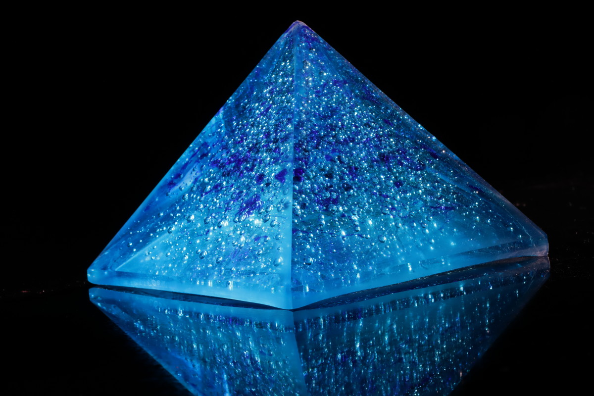 Piramide turquoise blauw by Linda van Huffelen 