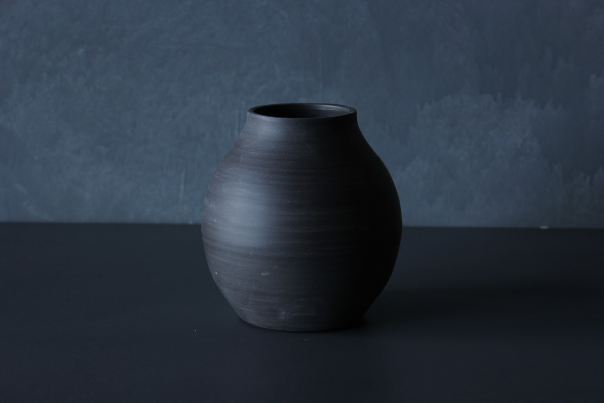 Kol Vase / 107 by Clyde Arnott 