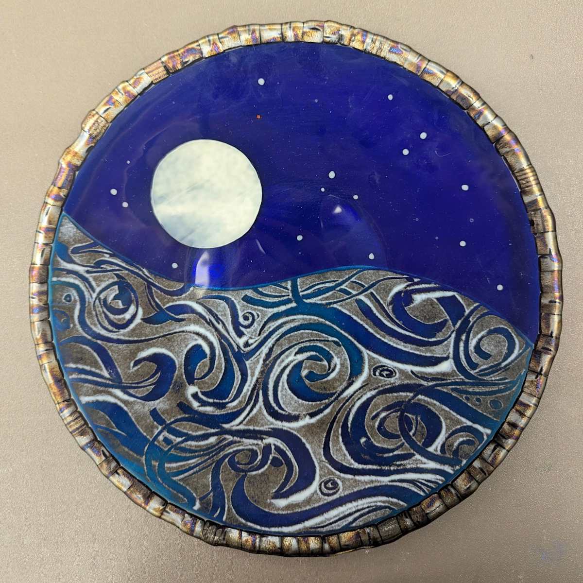 [Plate] by Carrie Trenholm  Image: Photograph by Jacob B. Arnell. Licensed by Creative Commons (CC BY-SA).
