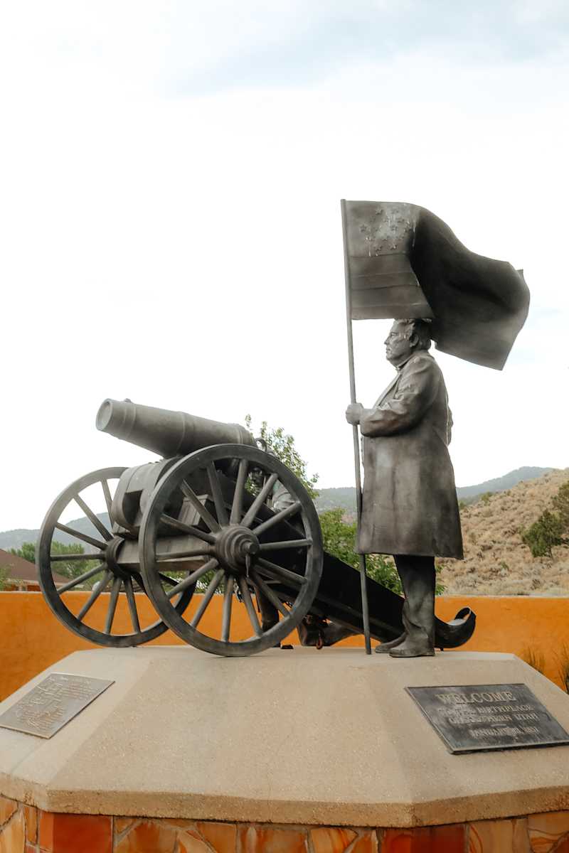 Pioneer Tribute Monument by Laura Lee Stay  Image: Photograph by Ryann S. Ford. Licensed by Creative Commons (CC  BY-SA). 