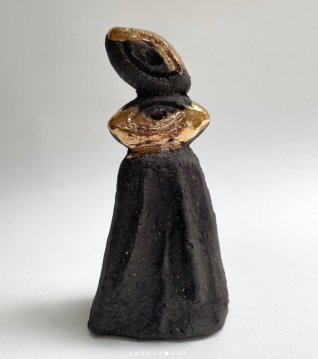 Eye Idol (stacked eye, gold on coarse black clay) by Chantal Powell 