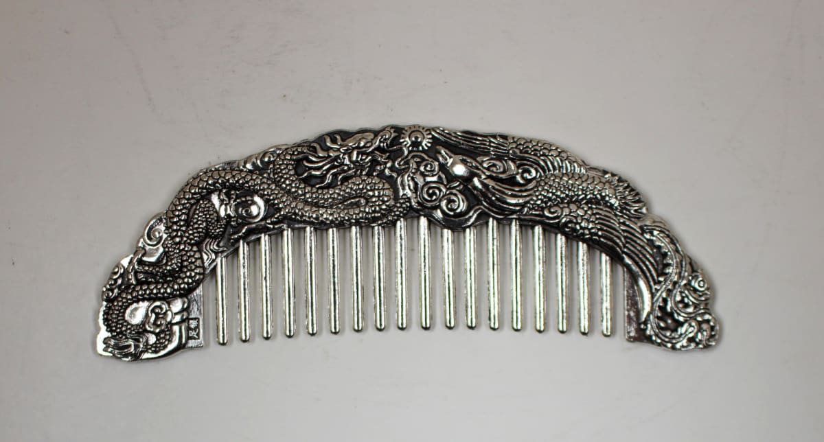 Dragon and pearl metal comb, Image 3.