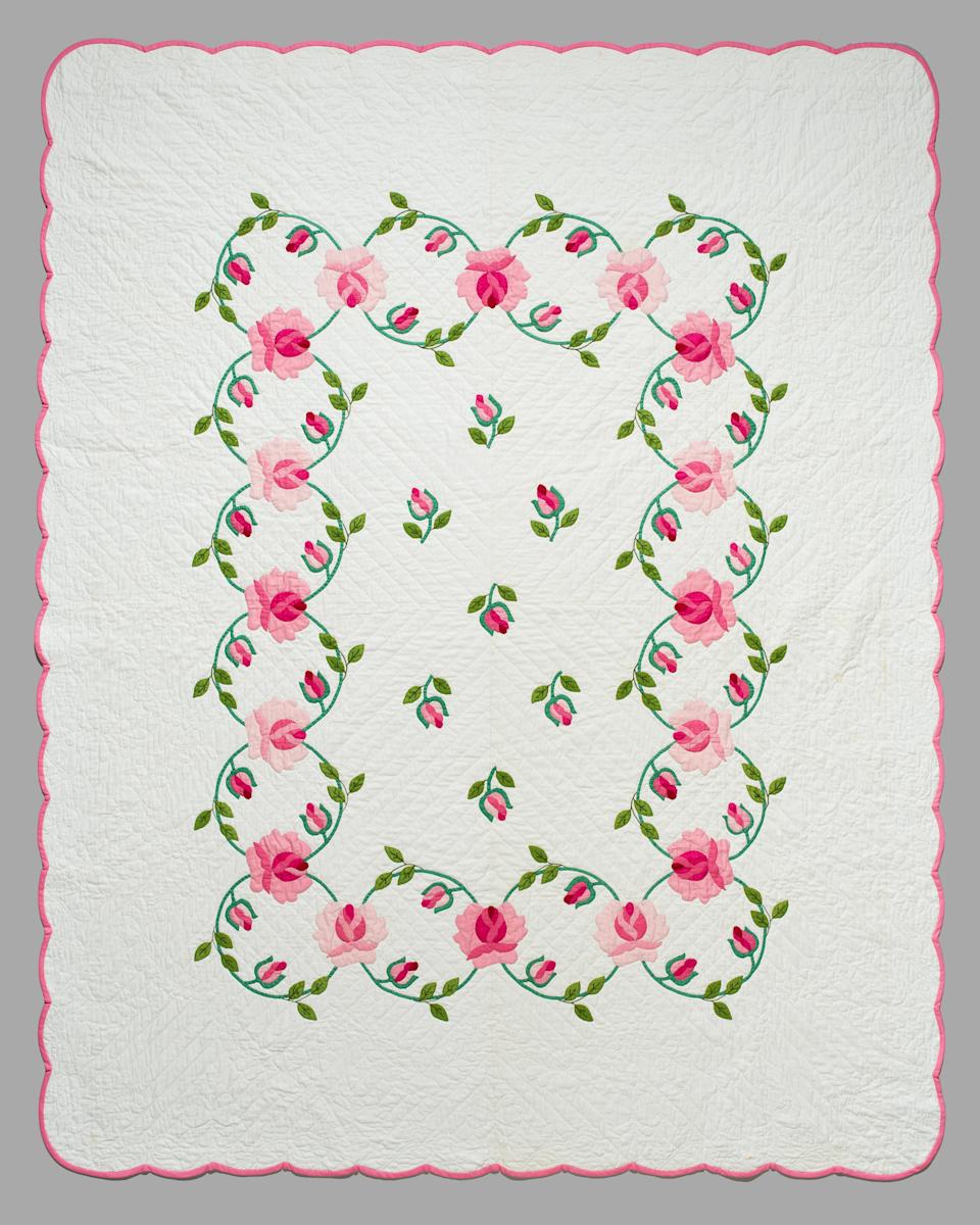 Rose Garland Quilt by Dorothy MacCallum, Image 1.