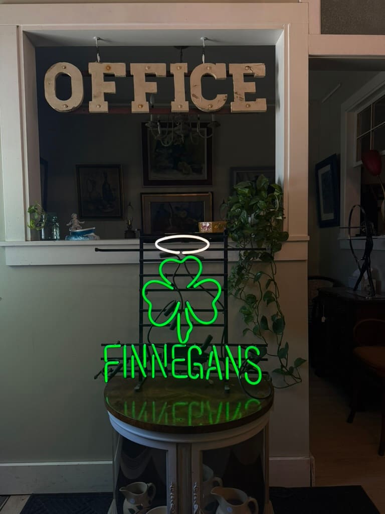Finnegans beer neon light, Image 1.