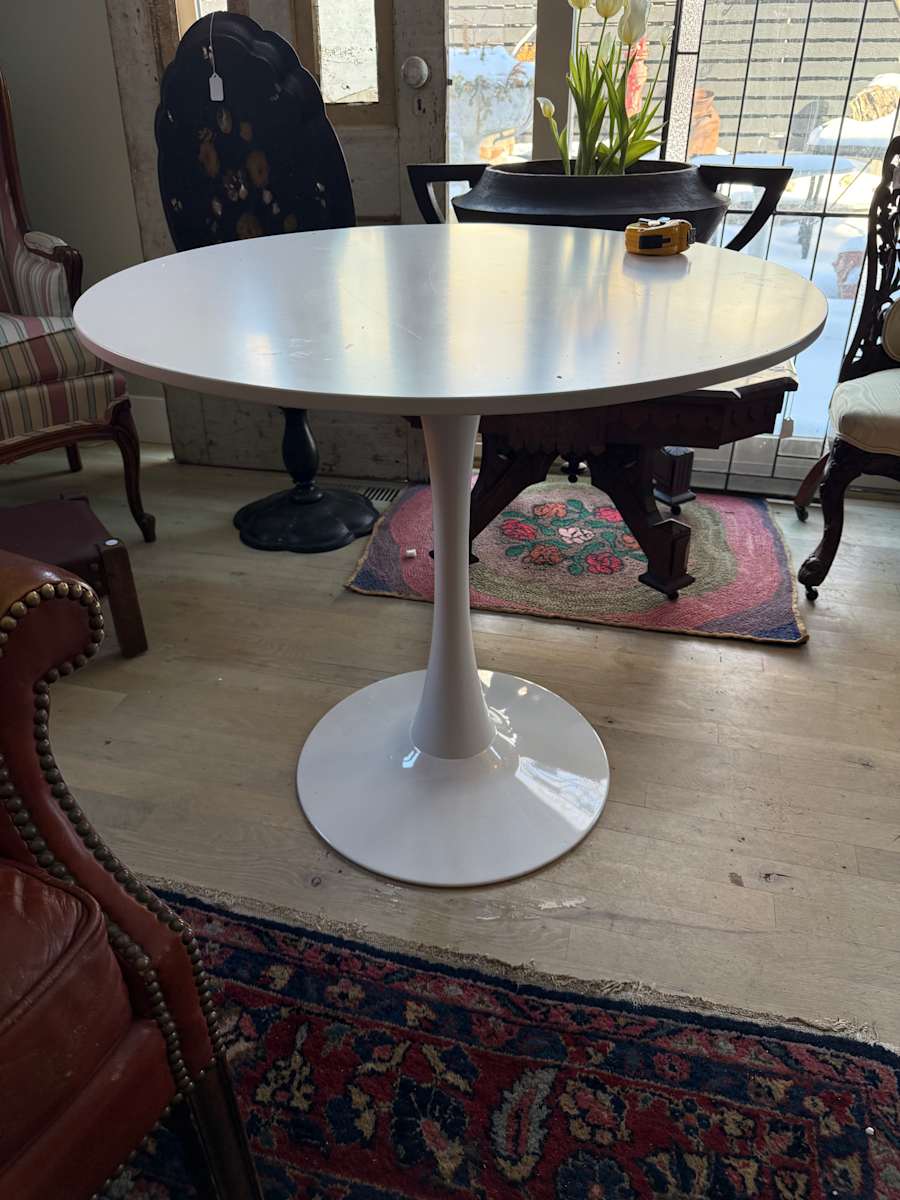 Modern tulip table, Image 1.