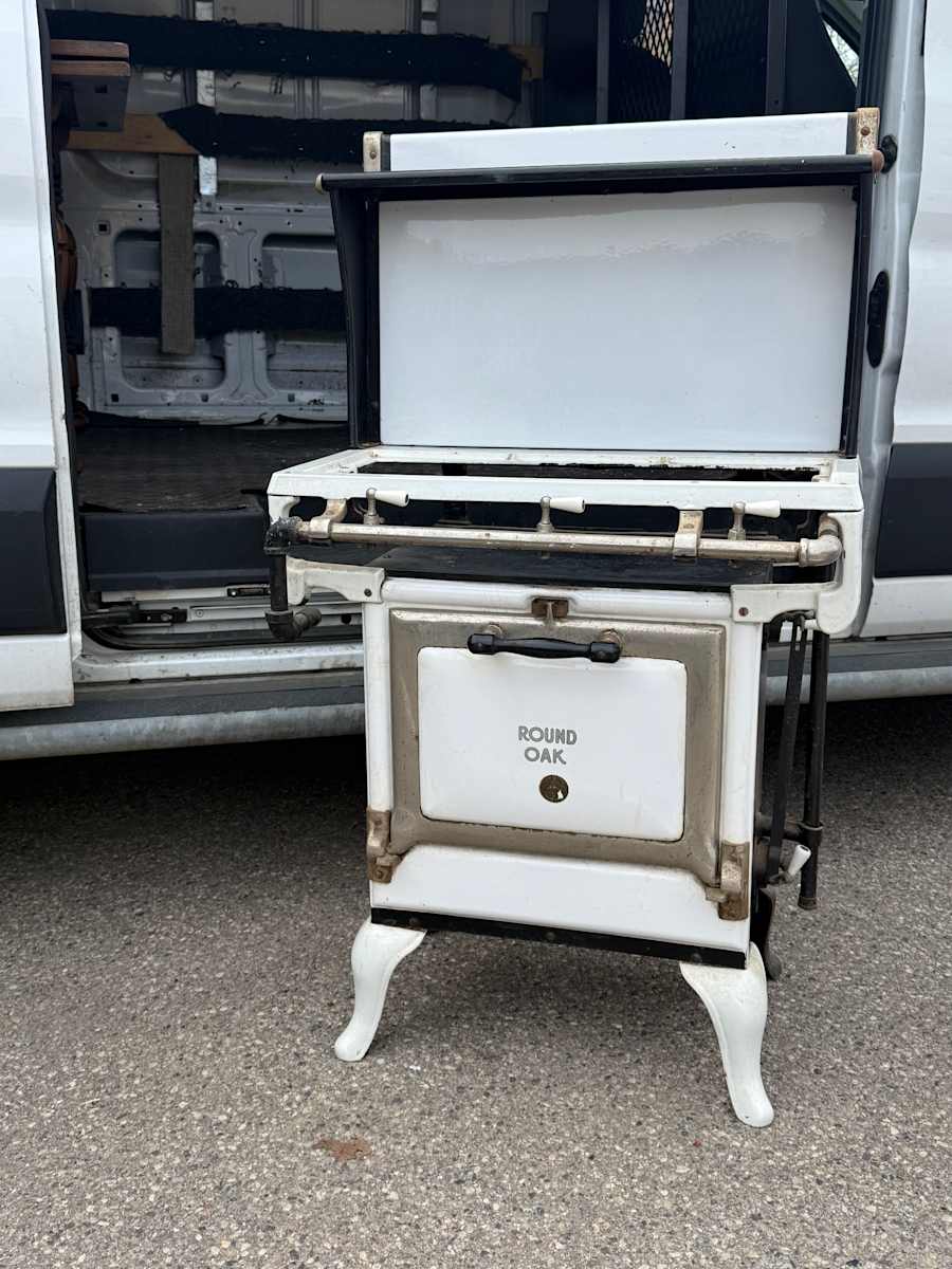 Small enameled gas stove, Image 1.
