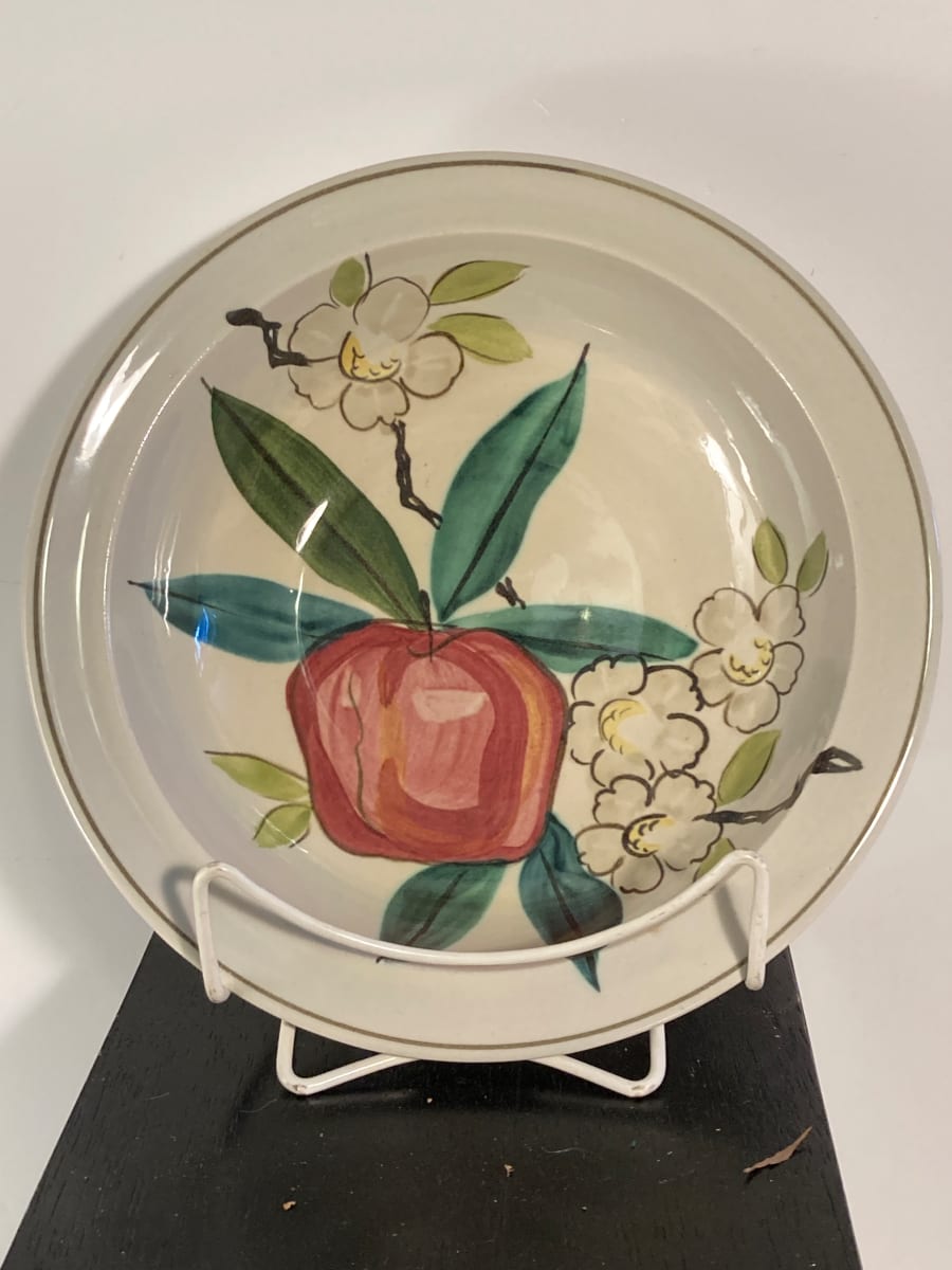 Red Wing apple motif 9" serving bowl 