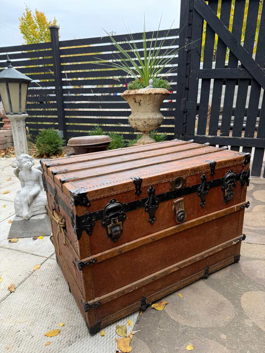 Vintage trunk 