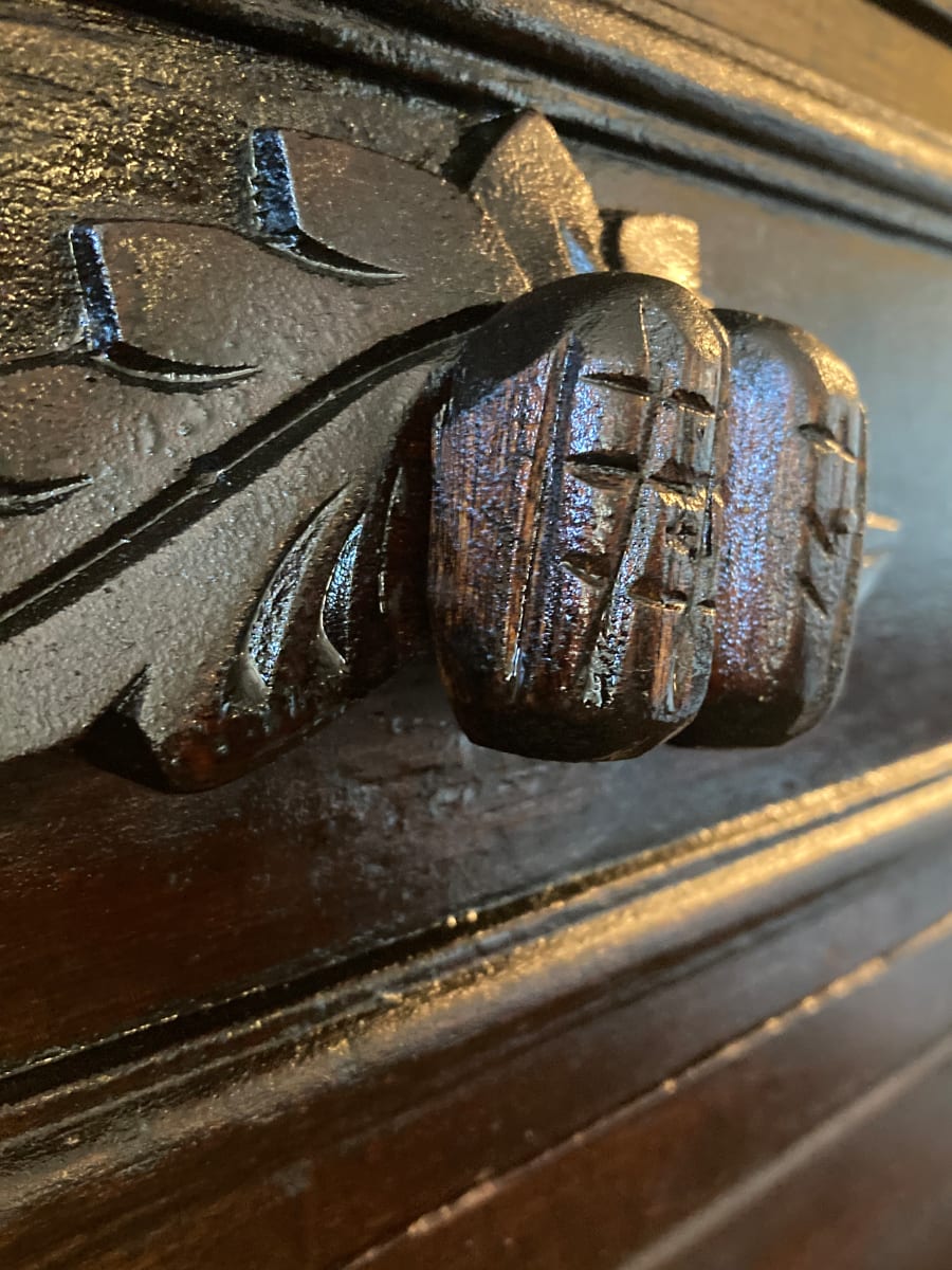 Victorian 4 drawer chest with oak leaf pulls 