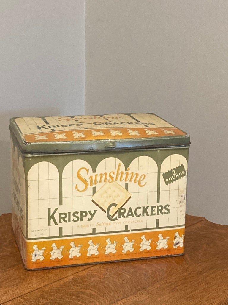 Krispy Crackers tin 