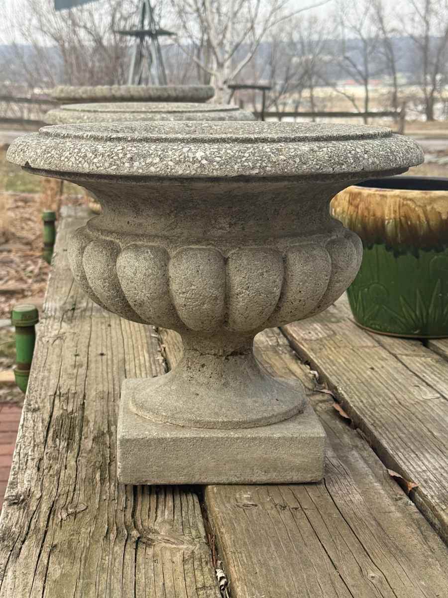 Cement classic urn, Image 3.