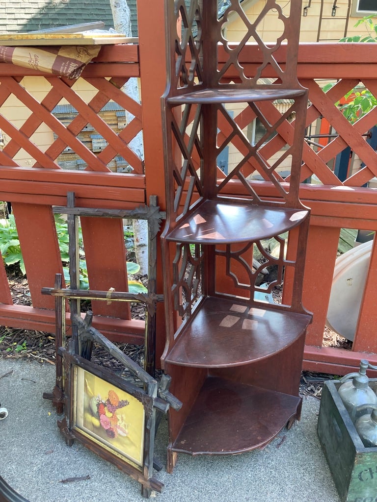 Mahogany corner shelf 