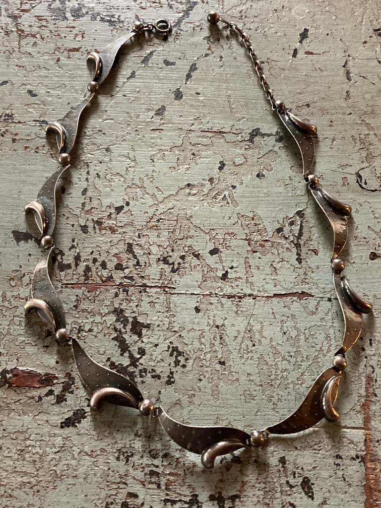 modern silver necklace 